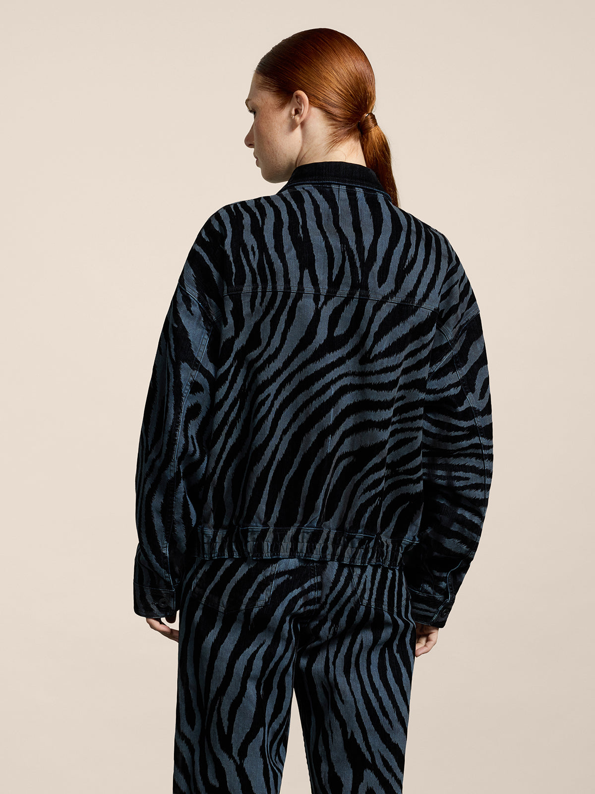 GIUBBINO UNISEX IN DENIM COMFORT FLOCCATO OVER FIT, FONDO ELASTICATO, COLORE BLU ZEBRATO NERO