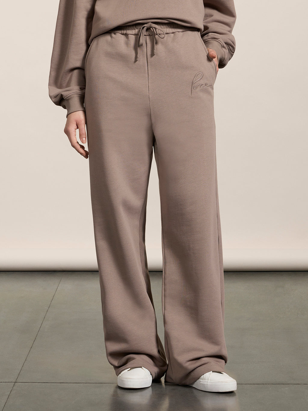 PANTALONE LOOSE FIT IN FELPA DI COTONE TORTORA CON RICAMO - TORTORA - Abbigliamento Donna | Pence 1979