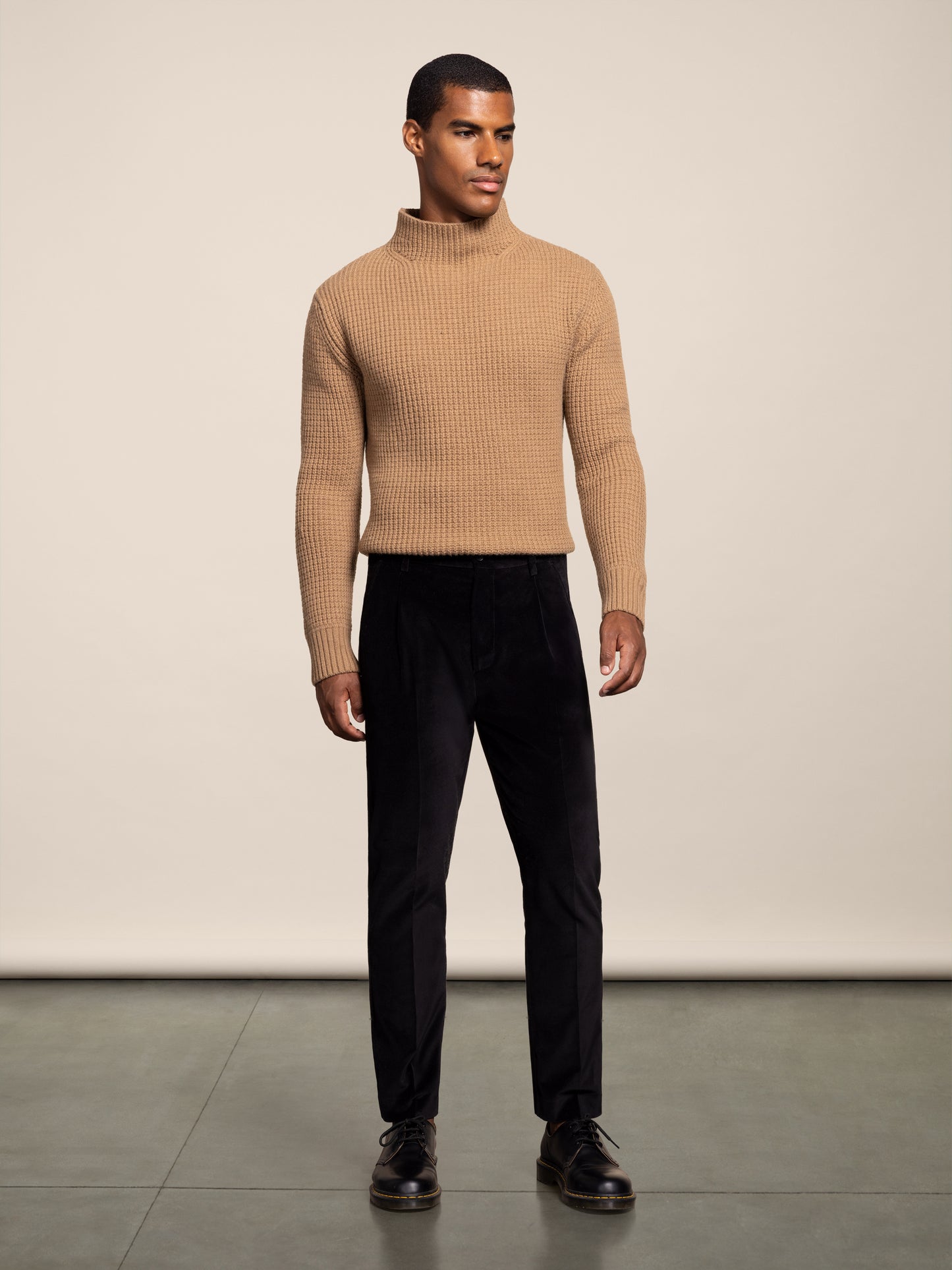 REGULAR FIT VELVET CHINO PANTS WHIT ONE PLEAT BLACK