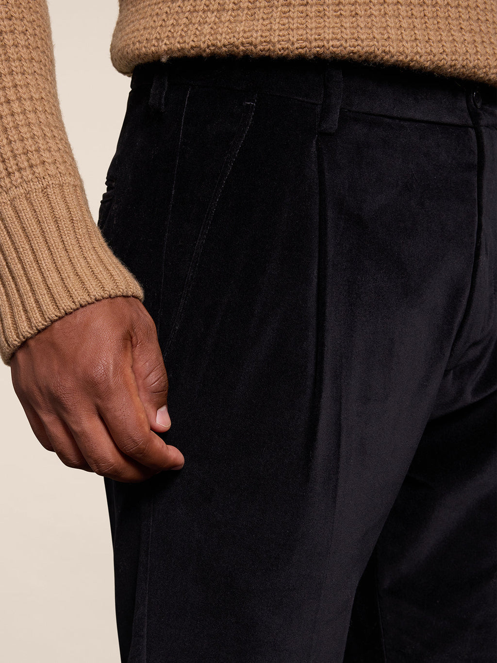 REGULAR FIT VELVET CHINO PANTS WHIT ONE PLEAT BLACK - BLACK - Check Active | Pence 1979