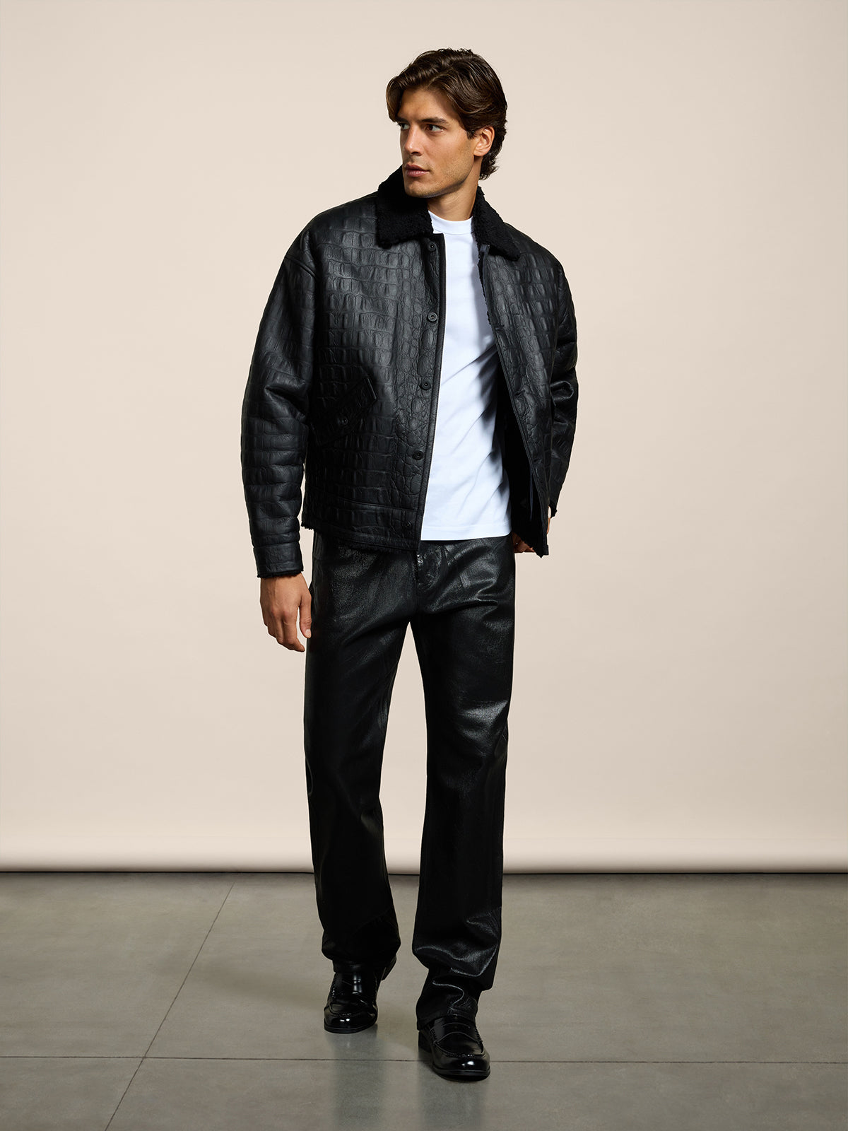 PANTALONE 5 TASCHE DA UOMO LOOSE FIT IN DENIM CON SPALMATURA METALLICA COLORE NERO