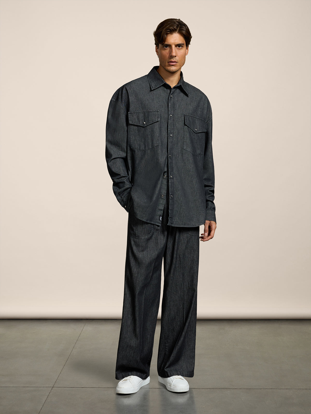 CAMICIA DA UOMO CON VESTIBILITA' OVER, TASCHE CON PATTINA APPLICATE, MANICHE LUNGHE COLORE NERO