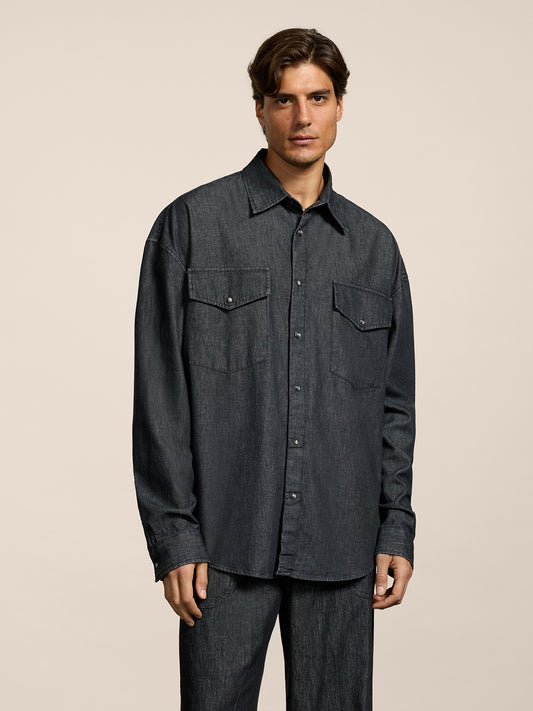 CAMICIA DA UOMO CON VESTIBILITA' OVER, TASCHE CON PATTINA APPLICATE, MANICHE LUNGHE COLORE NERO - BLACK - Abbigliamento Uomo | Pence 1979