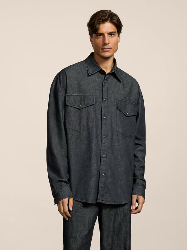 CAMICIA DA UOMO CON VESTIBILITA' OVER, TASCHE CON PATTINA APPLICATE, MANICHE LUNGHE COLORE NERO - BLACK - Abbigliamento Uomo | Pence 1979