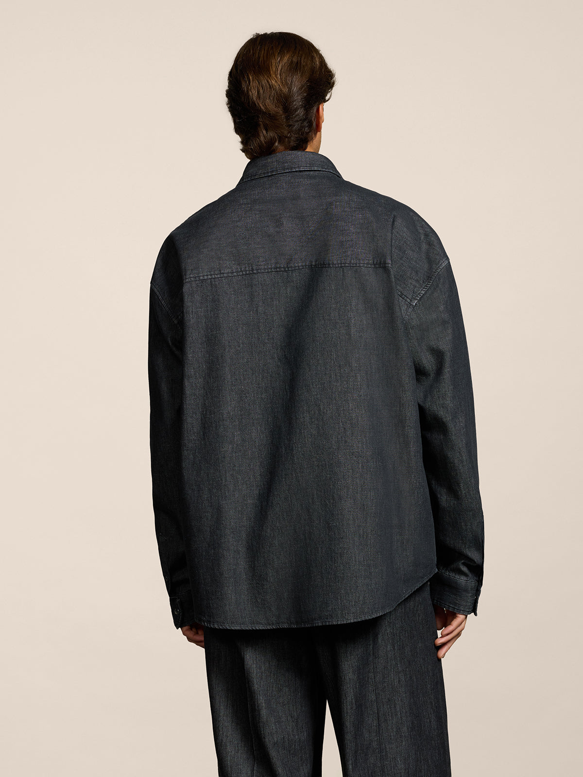 CAMICIA DA UOMO CON VESTIBILITA' OVER, TASCHE CON PATTINA APPLICATE, MANICHE LUNGHE COLORE NERO