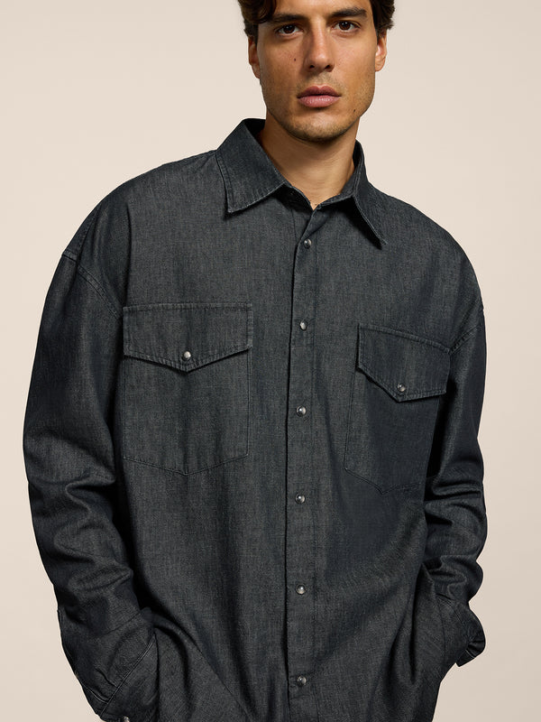 CAMICIA DA UOMO CON VESTIBILITA' OVER, TASCHE CON PATTINA APPLICATE, MANICHE LUNGHE COLORE NERO - BLACK - Abbigliamento Uomo | Pence 1979