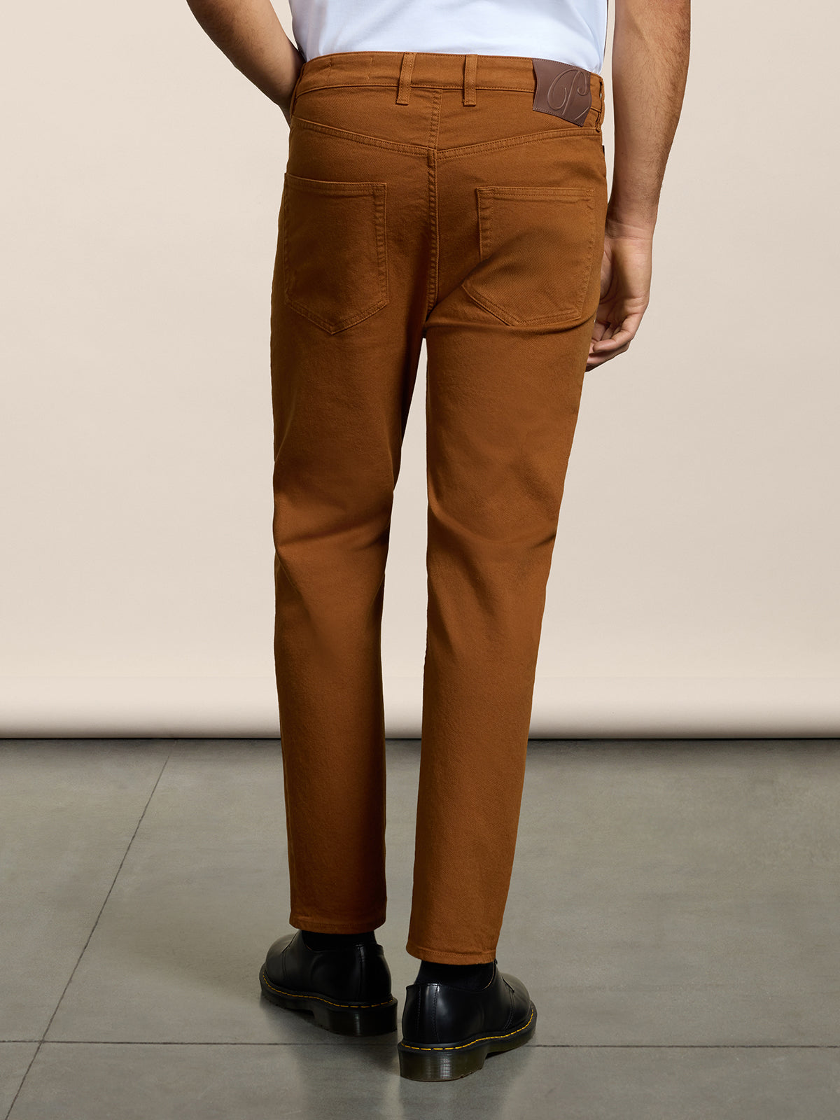 PANTALONE 5 TASCHE DA UOMO IN BULL DI COTONE COMFORT TINTO CAPO, CARROT FIT,COLORE TABACCO