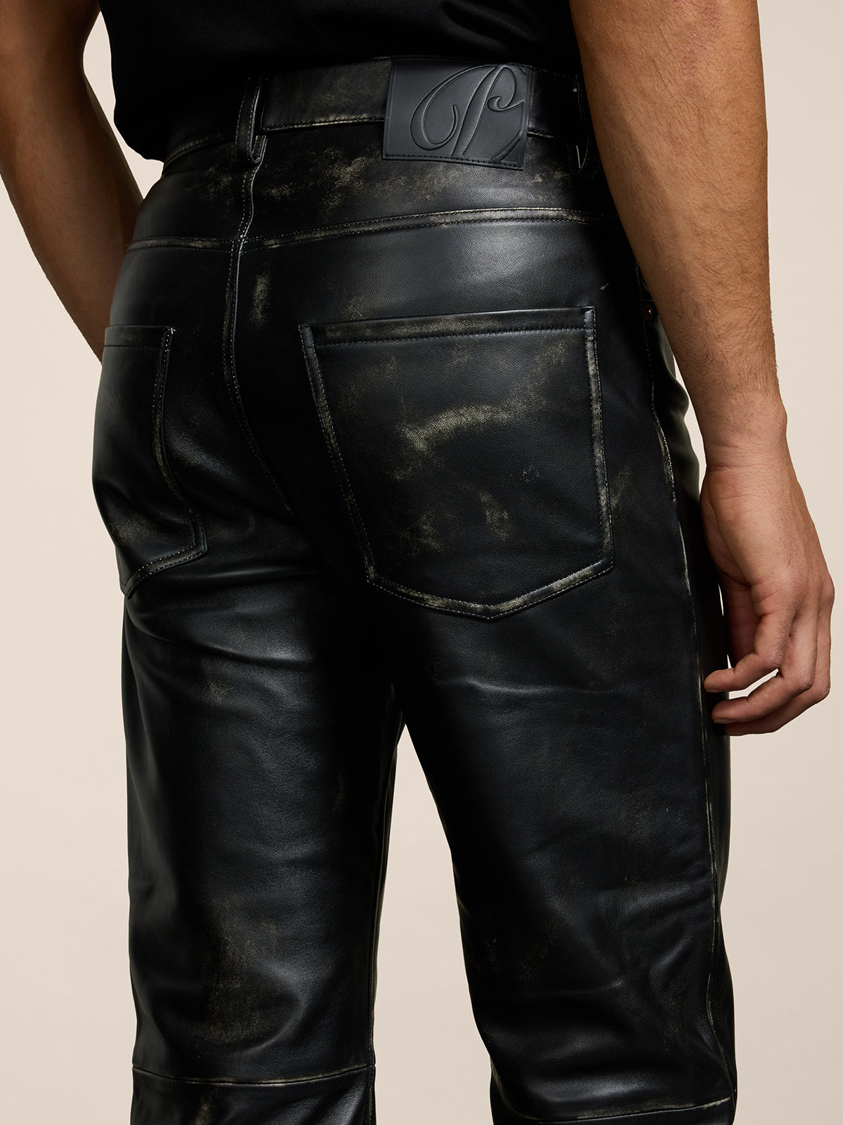 PANTALONE 5 TASCHE DA UOMO LOOSE FIT IN PELLE D'AGNELLO- TRATTAMENTO USED COLORE NERO