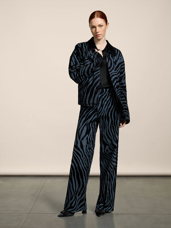GIUBBINO UNISEX IN DENIM COMFORT FLOCCATO OVER FIT, FONDO ELASTICATO, COLORE BLU ZEBRATO NERO - ZEBRA\STRIPPED BLUE - Abbigliamento Donna | Pence 1979