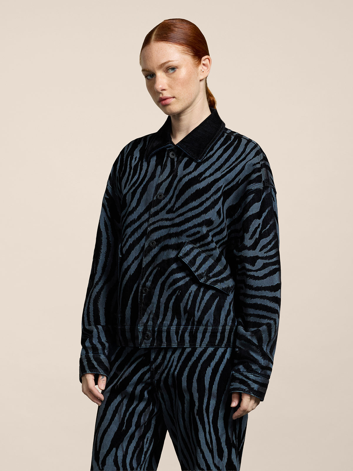 GIUBBINO UNISEX IN DENIM COMFORT FLOCCATO OVER FIT, FONDO ELASTICATO, COLORE BLU ZEBRATO NERO