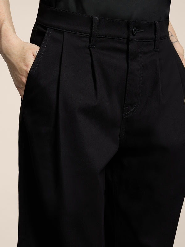 PANTALONE UNISEX RELAXED FIT IN RASATELLO DI COTONE CON DOPPIA PINCES COLOR NERO - NERO - Abbigliamento Donna | Pence 1979