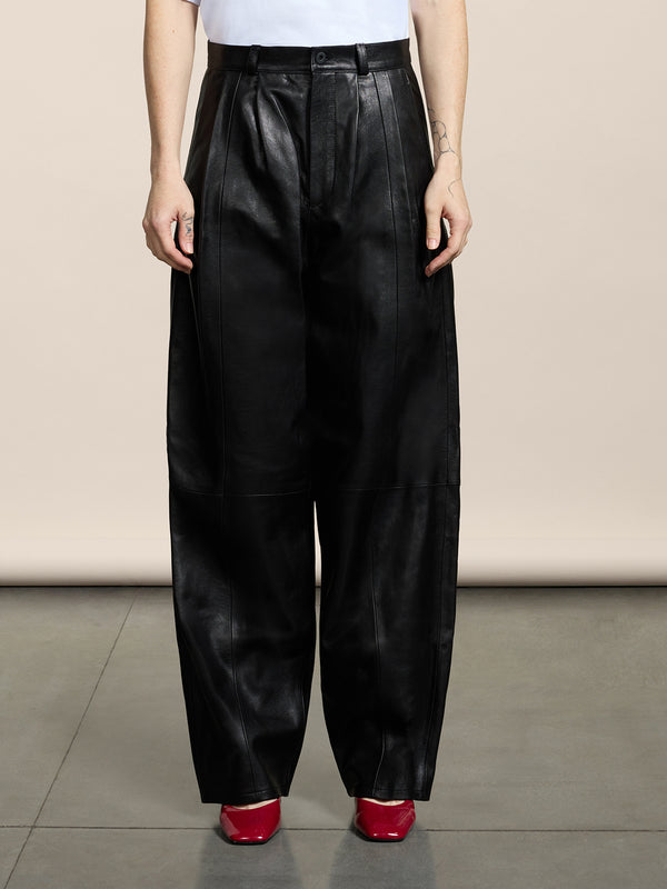PANTALONE UNISEX RELAXED FIT IN PELLE D'AGNELO CON DOPPIA PINCES COLOR NERO - NERO - Abbigliamento Donna | Pence 1979