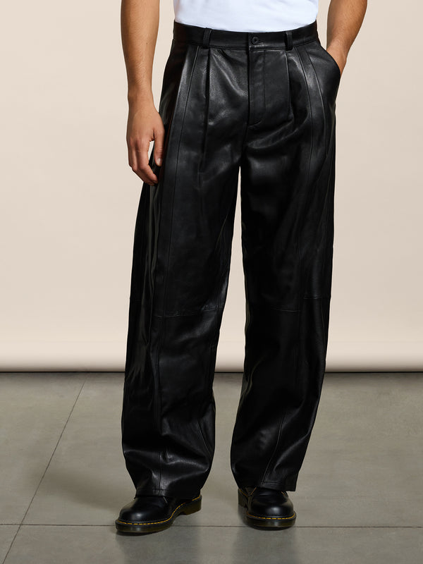 PANTALONE UNISEX RELAXED FIT IN PELLE D'AGNELO CON DOPPIA PINCES COLOR NERO - NERO - Abbigliamento Donna | Pence 1979
