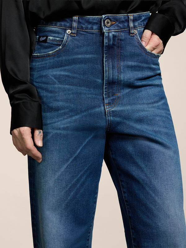 PANTALONE 5 TASCHE DA DONNA, VITA ALTA, GAMBA AMPIA, IN DENIM COMFORT BLU MEDIO - MEDIUM DENIM BLUE - Abbigliamento Donna | Pence 1979