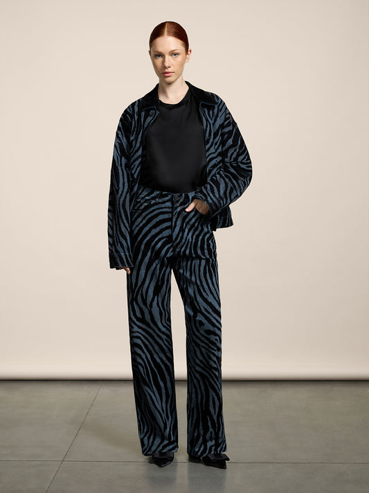 PANTALONE 5 TASCHE DA DONNA IN DENIM COMFORT FLOCCATO, VITA ALTA, GAMBA AMPIA, COLORE BLU ZEBRATO NERO - ZEBRA\STRIPPED BLUE - Abbigliamento Donna | Pence 1979