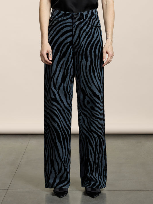 PANTALONE 5 TASCHE DA DONNA IN DENIM COMFORT FLOCCATO, VITA ALTA, GAMBA AMPIA, COLORE BLU ZEBRATO NERO - ZEBRA\STRIPPED BLUE - Abbigliamento Donna | Pence 1979