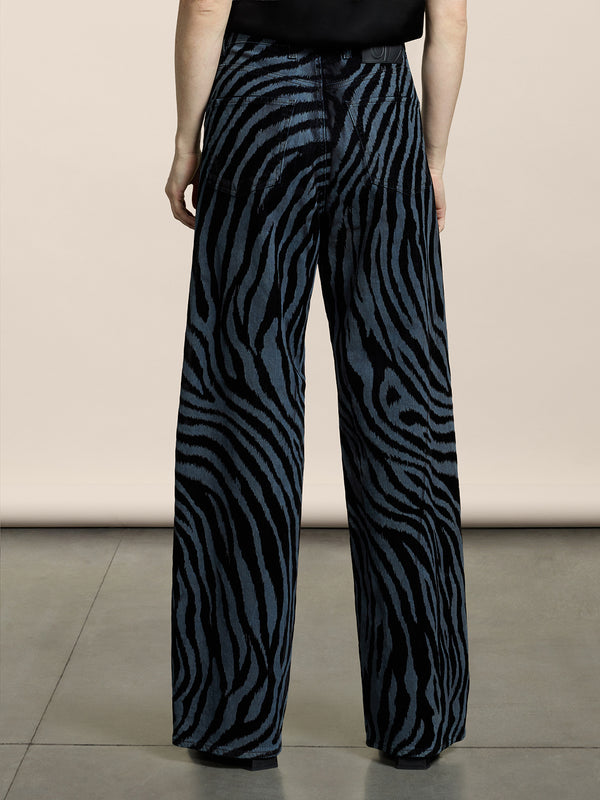 PANTALONE 5 TASCHE DA DONNA IN DENIM COMFORT FLOCCATO, VITA ALTA, GAMBA AMPIA, COLORE BLU ZEBRATO NERO - ZEBRA\STRIPPED BLUE - Abbigliamento Donna | Pence 1979