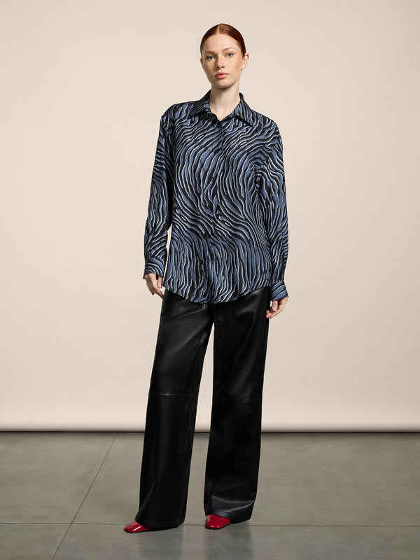 CAMICIA DA DONNA IN SETA OVER FIT, STAMPA ZEBRA COLORE NERO E