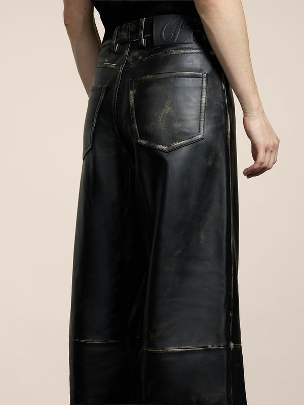 PANTALONE 5 TASCHE DA DONNA, VITA ALTA, GAMBA AMPIA IN PELLE D'AGNELLO- TRATTAMENTO USED COLORE NERO - NERO - Abbigliamento Donna | Pence 1979