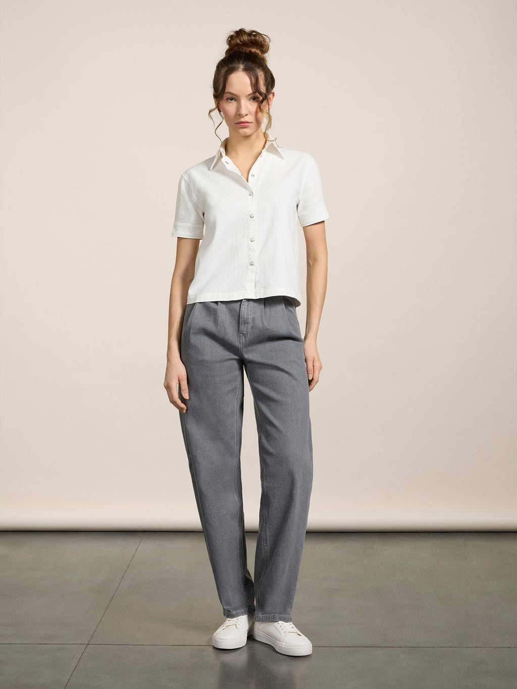 UNISEX RELAXED-FIT TROUSERS IN GREY COMFORT DENIM WITH PLEATS - LONDON GREY - Check Active | Pence 1979