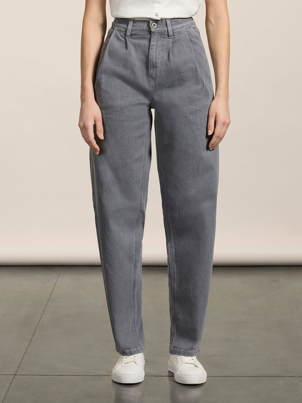 UNISEX RELAXED-FIT TROUSERS IN GREY COMFORT DENIM WITH PLEATS - LONDON GREY - Check Active | Pence 1979