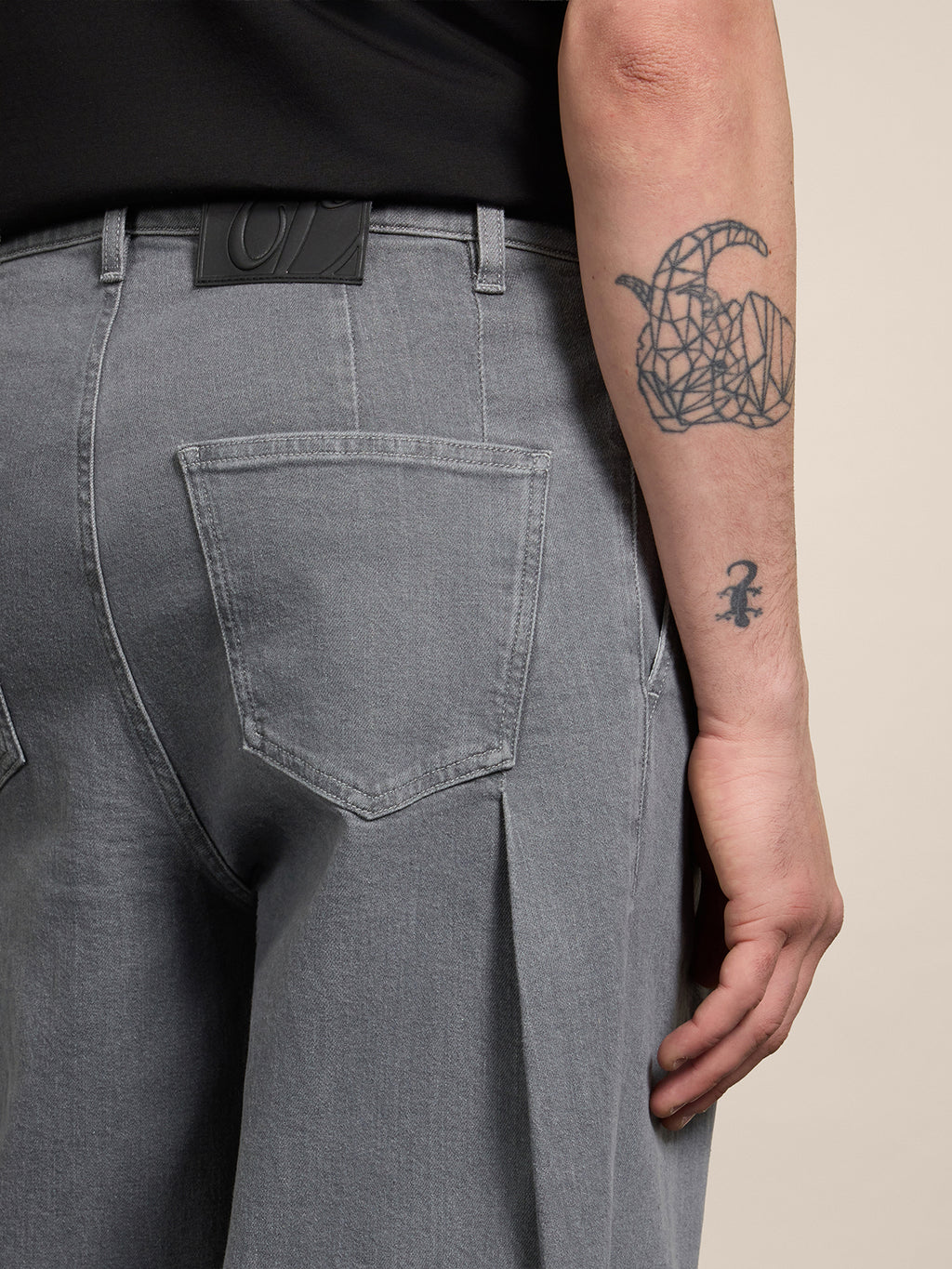 UNISEX RELAXED-FIT TROUSERS IN GREY COMFORT DENIM WITH PLEATS - LONDON GREY - Check Active | Pence 1979