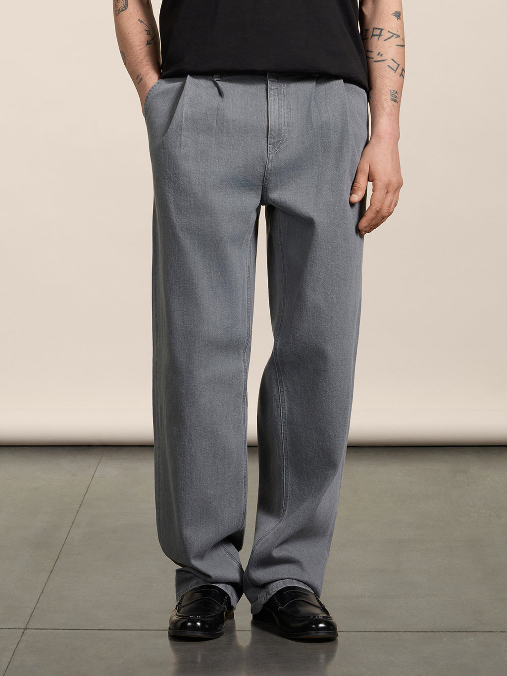 UNISEX RELAXED-FIT TROUSERS IN GREY COMFORT DENIM WITH PLEATS - LONDON GREY - Check Active | Pence 1979