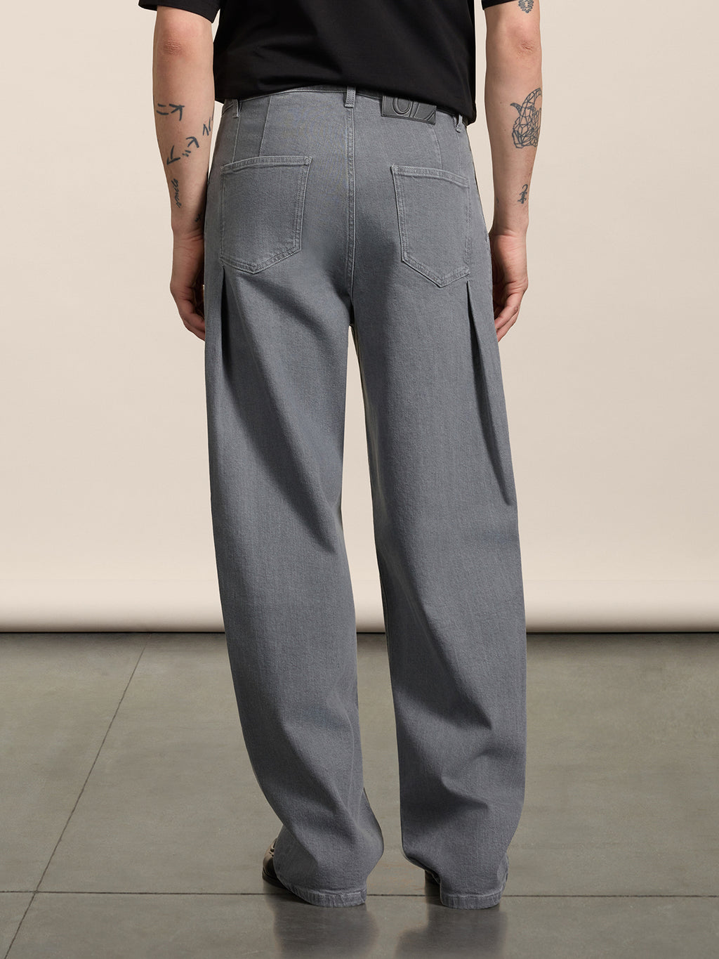 UNISEX RELAXED-FIT TROUSERS IN GREY COMFORT DENIM WITH PLEATS - LONDON GREY - Check Active | Pence 1979