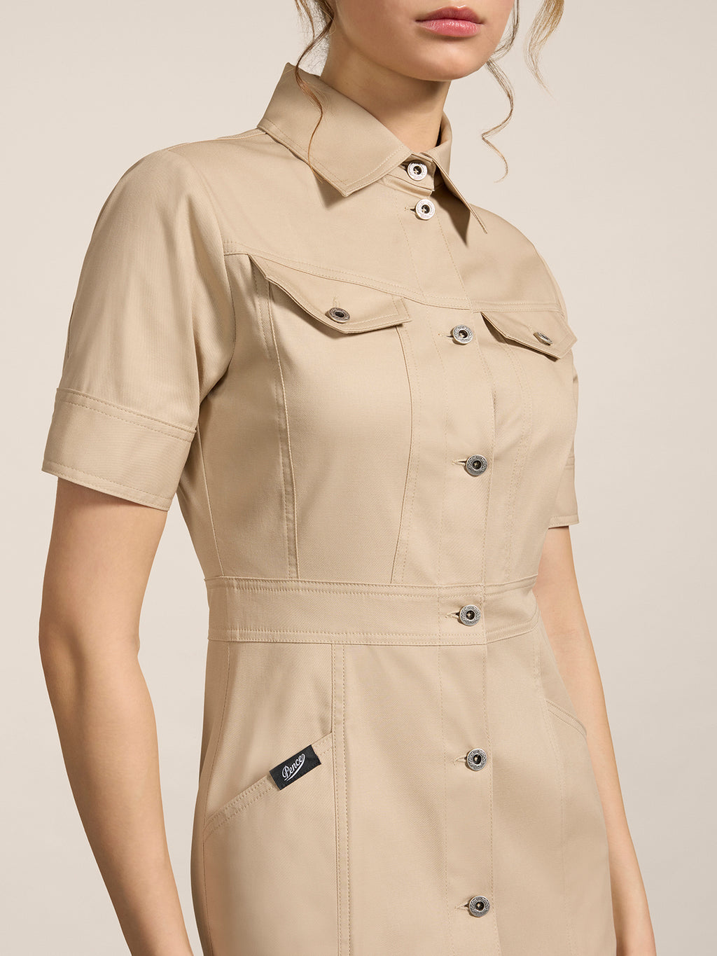 ABITO SLIM FIT MIDI MANICA CORTA IN COTONE COLONIALE CON TASCHE - COLONIALE - Abbigliamento Donna | Pence 1979