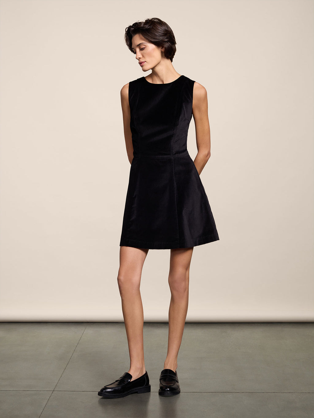 REGULAR FIT SHORT BLACK VELVET DRESS WITH FLARED SKIRT - BLACK - Check Active | Pence 1979
