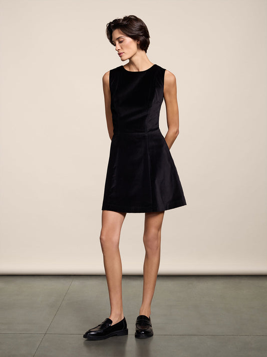 ABITO CORTO SENZA MANICHE IN VELLUTO LISCIO NERO CON GONNA CORTA SVASATA SLIM FIT - NERO - Abbigliamento Donna | Pence 1979