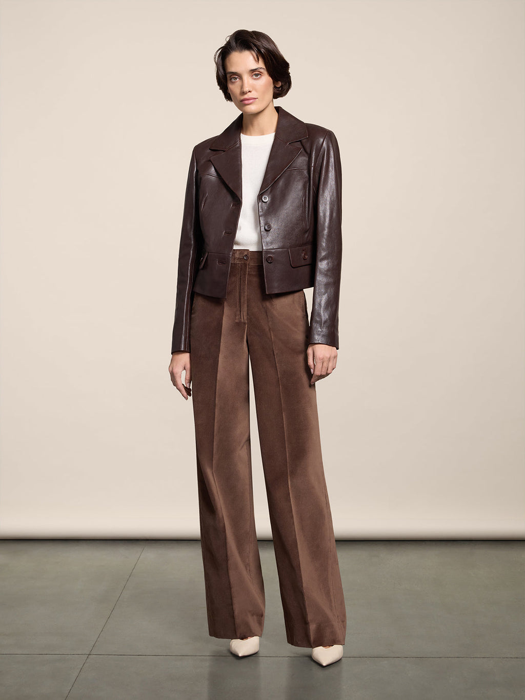 SLIM FIT MAHOGANY LEATHER SHORT SINGLE BREASTED BLAZER WITH PEAK LAPELS - MAHOGANY - Capi in Pelle Donna | Pence 1979