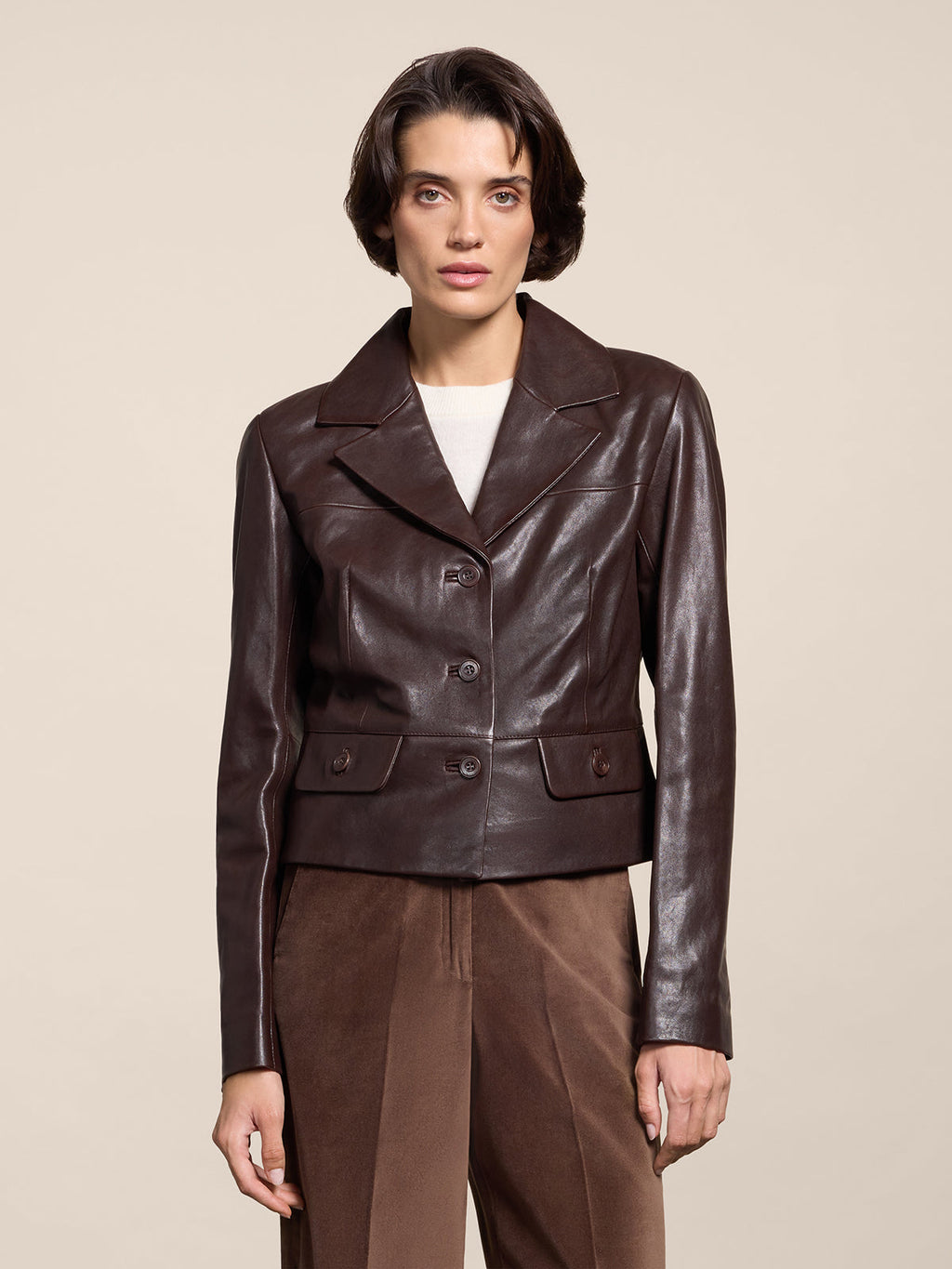 SLIM FIT MAHOGANY LEATHER SHORT SINGLE BREASTED BLAZER WITH PEAK LAPELS - MAHOGANY - Capi in Pelle Donna | Pence 1979