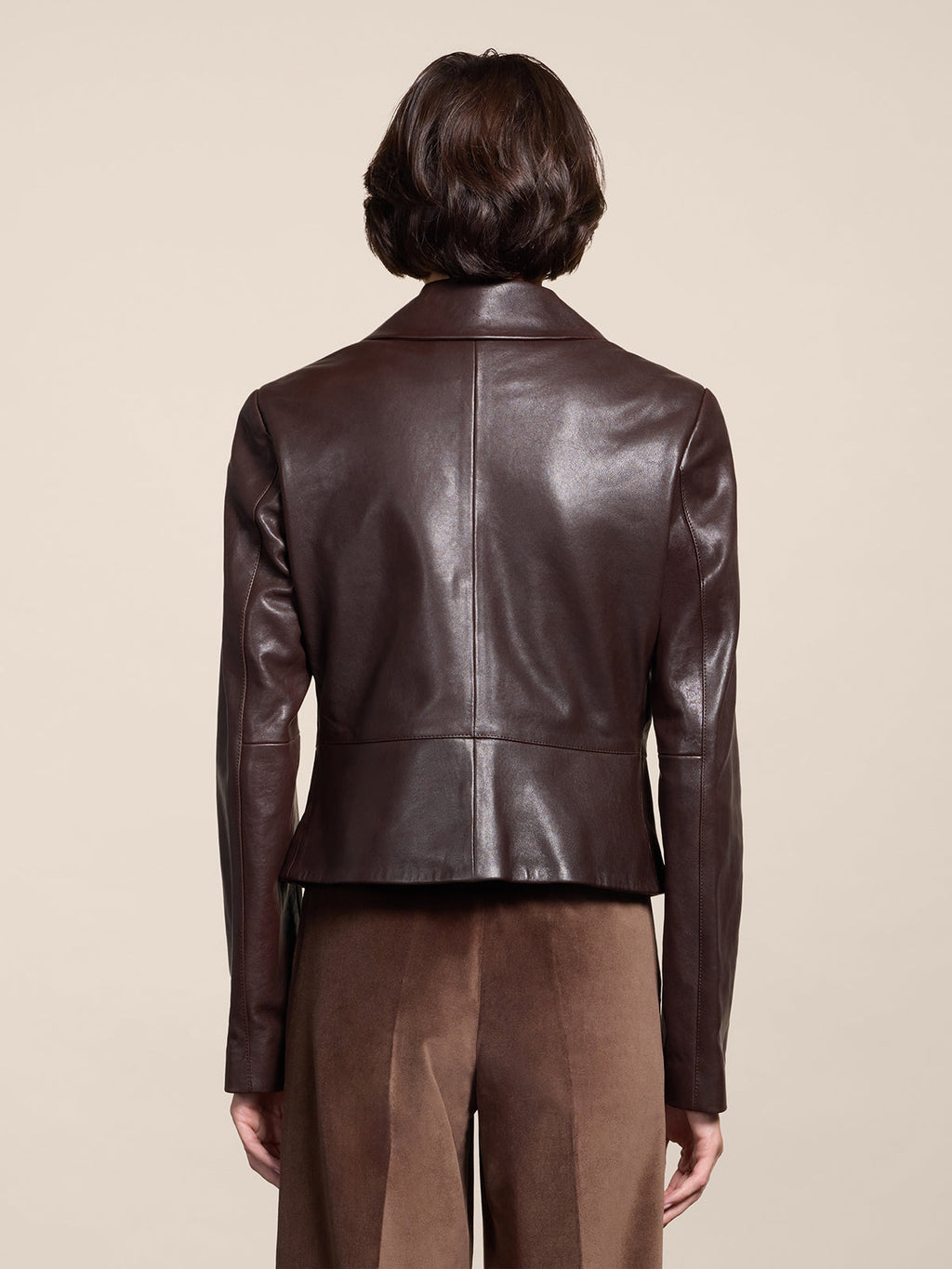 SLIM FIT MAHOGANY LEATHER SHORT SINGLE BREASTED BLAZER WITH PEAK LAPELS - MAHOGANY - Capi in Pelle Donna | Pence 1979