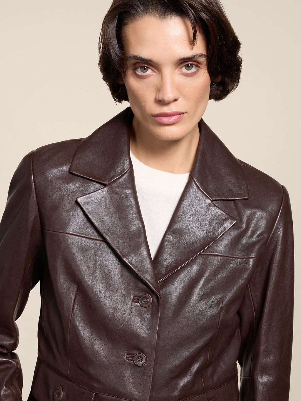 SLIM FIT MAHOGANY LEATHER SHORT SINGLE BREASTED BLAZER WITH PEAK LAPELS - MAHOGANY - Capi in Pelle Donna | Pence 1979