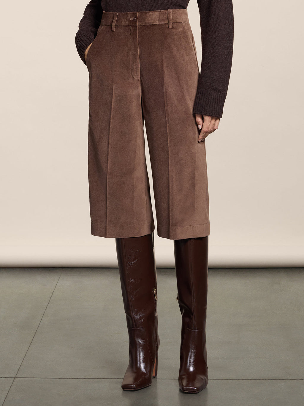 LOOSE FIT COFFEE VELVET BERMUDA SHORTS WITH SIDE BUTTON OPENINGS - COFFEE - Check Active | Pence 1979