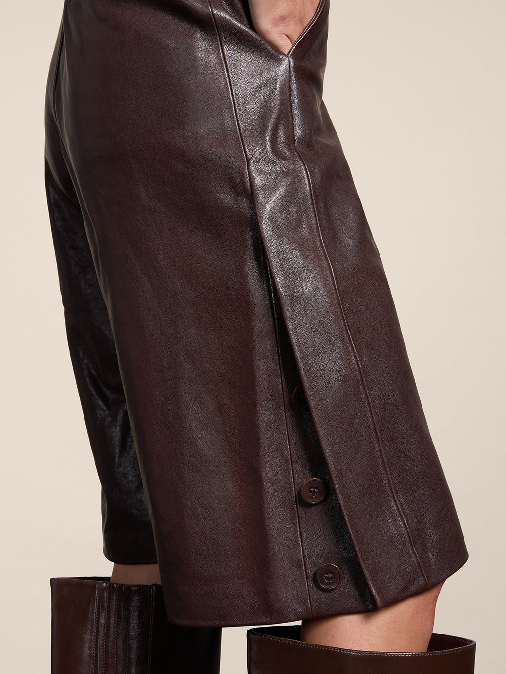 LOOSE FIT MAHOGANY LEATHER BERMUDA SHORTS WITH SIDE BUTTON OPENINGS - MAHOGANY - Capi in Pelle Donna | Pence 1979