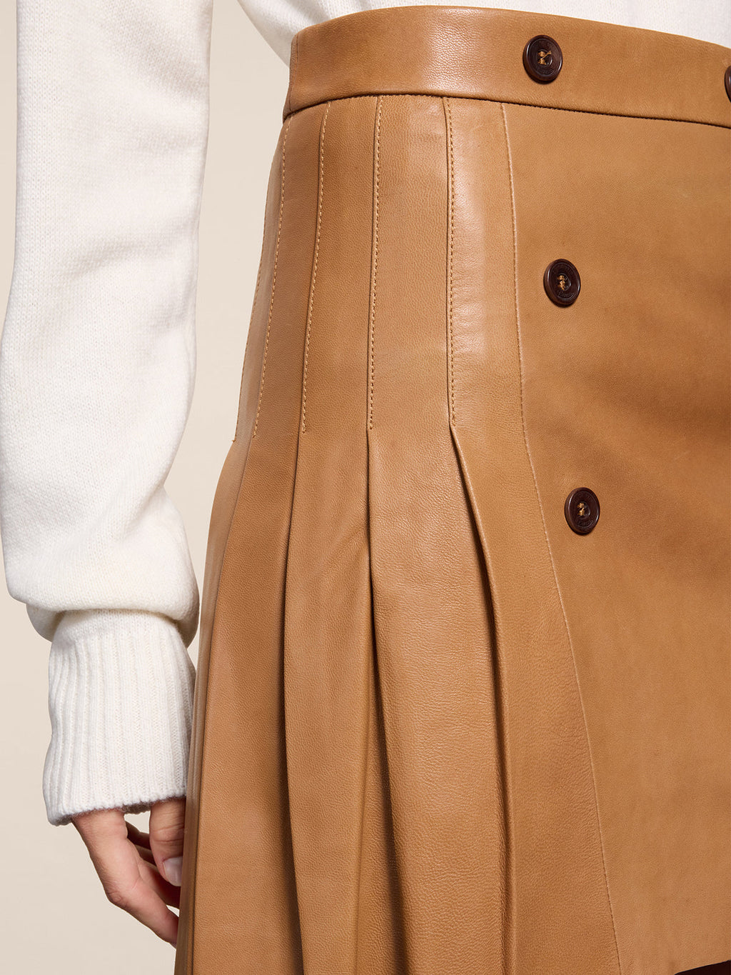 REGULAR FIT CARAMEL LEATHER MINI SKIRT WITH BUTTONS AND PLEATED SIDE - CARAMEL - Capi in Pelle Donna | Pence 1979