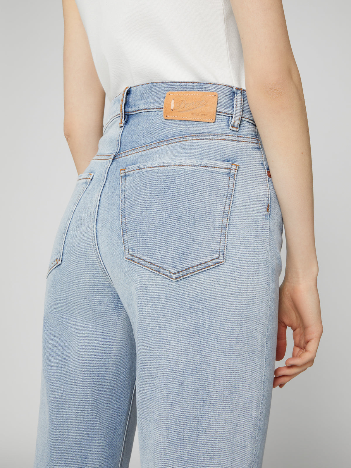 Jeans da Donna a Vita Alta Rifinita con Pieghe Stirate